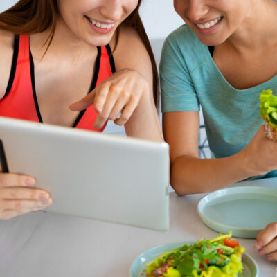 Dos mujeres revisando una dieta digital en su tablet