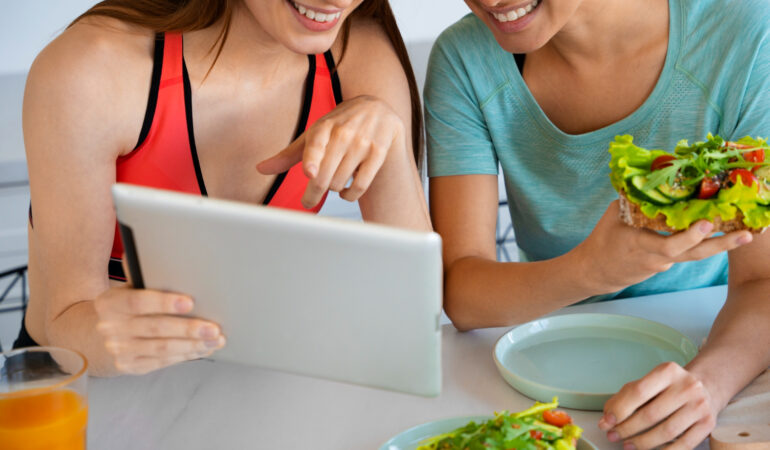 Dos mujeres revisando una dieta digital en su tablet